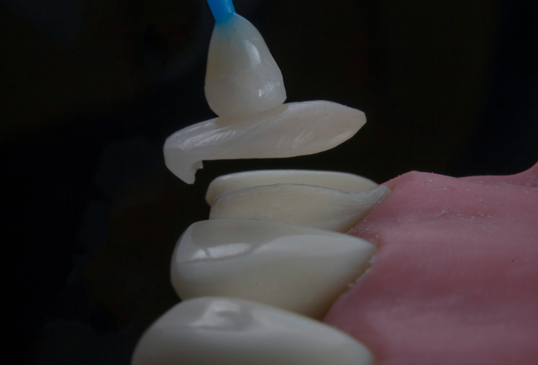 Modern dental clinic using AI diagnostics, intraoral scanners, and advanced dental technology for patient care